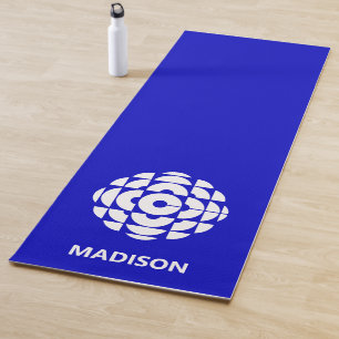Esterilla De Yoga Poster azul con el logotipo CBC 1986