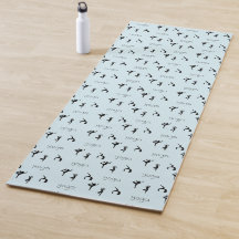 Posturas de yoga y patrón de texto en azul