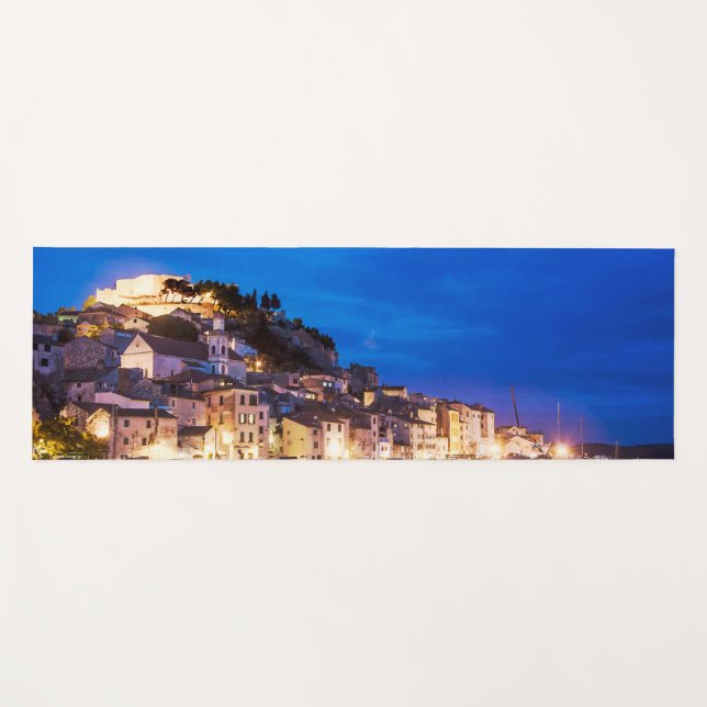 Esterilla De Yoga Pueblo croata Sibenik de noche. (Anverso (horizontal))