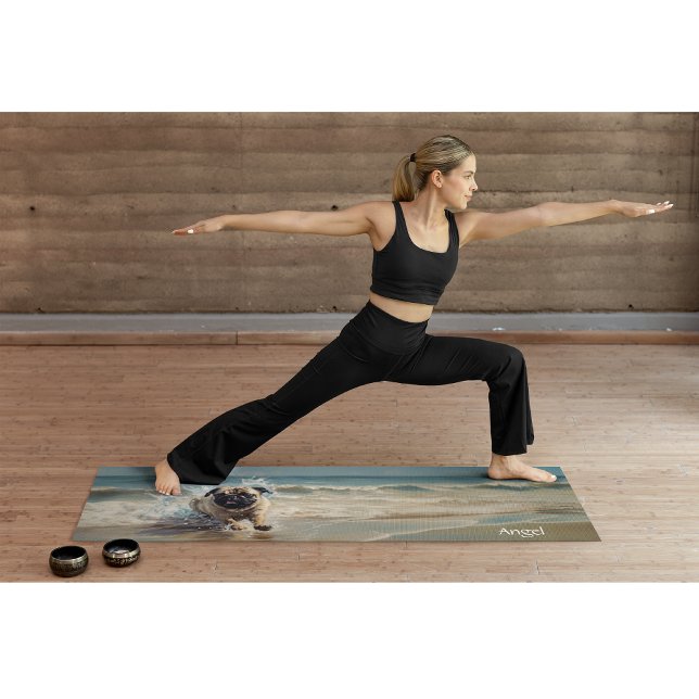 Esterilla De Yoga Pug Feliz en la Playa personalizable (Subido por el creador)