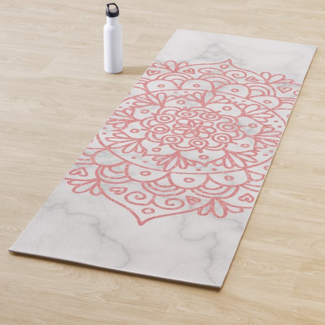 Esterilla De Yoga Purpurina rosa Mandala en un mástil de yoga de már (In situ)