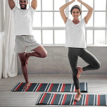 Esterilla De Yoga Rayas rojas retro<br><div class="desc">Estera de yoga retro azul rojo blanco repitiendo rayas. Pruebe esto para su entrenamiento matutino de rutina y comparta sus comentarios con nosotros.</div>