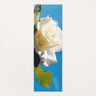 Esterilla De Yoga Rosa blanca bajo cielo azul
