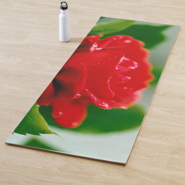 Esterilla De Yoga Rosa roja matutina cubierta de rocío (In situ)