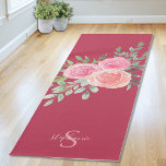 Esterilla De Yoga Rosas de Borgoña Rosa Personalizados<br><div class="desc">Esta alfombra de bonito de yoga está decorada con un ramo acuático de rosas y follaje en tonos rosa rosa, coral y verde sobre un fondo borgoñoso rosa. Se incluye una plantilla de texto para personalizar este diseño con su nombre y monograma, haciendo que esta alfombra de yoga sea única...</div>