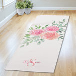 Esterilla De Yoga Rosas rosas rosas personalizadas<br><div class="desc">Esta alfombra de bonito de yoga está decorada con un ramo acuático de rosas y follaje en tonos rosa, coral y verde. Se incluye una plantilla de texto para personalizar este diseño con su nombre y monograma, haciendo que esta alfombra de yoga sea única para usted. Acuarela original © Michele...</div>