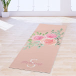 Esterilla De Yoga Roses rosas rosas Rubor personalizadas<br><div class="desc">Esta alfombra de bonito de yoga está decorada con un ramo acuático de rosas y follaje en tonos rosa rosa, coral y verde sobre un fondo rosa y rosa. Personalizable fácil con su nombre y monograma. Utilice la Herramienta de diseño para cambiar el tamaño, estilo o color del texto. A...</div>