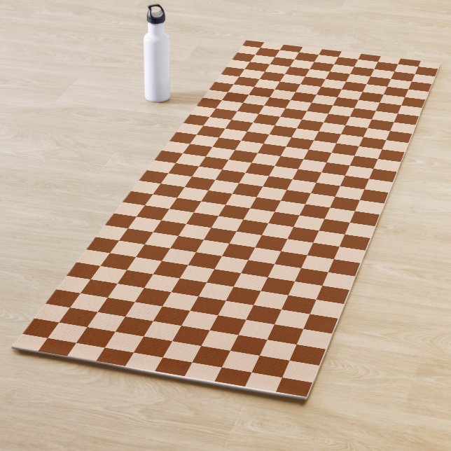 Esterilla De Yoga Rust brown and beige checkerboard pattern (In situ)