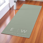 Esterilla De Yoga Sage Green Elegant Moderno Monograma Minimalista N<br><div class="desc">Encuentre su caudal con estilo con este elegante y elegante Monograma Minimalista Sage Green Nombre Yoga Mat. Con un diseño limpio y apacible con un monograma y un nombre personalizados, esta alfombra de yoga le aporta un toque refinado a su práctica diaria. El suave color verde sabio favorece la tranquilidad,...</div>