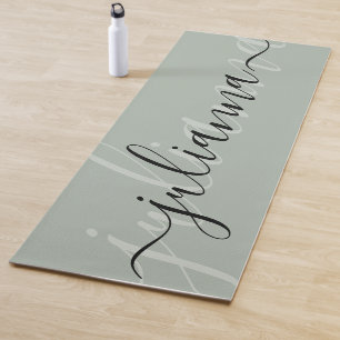 Esterilla De Yoga Sage Green Elegant Nombre Script Personalizado Min