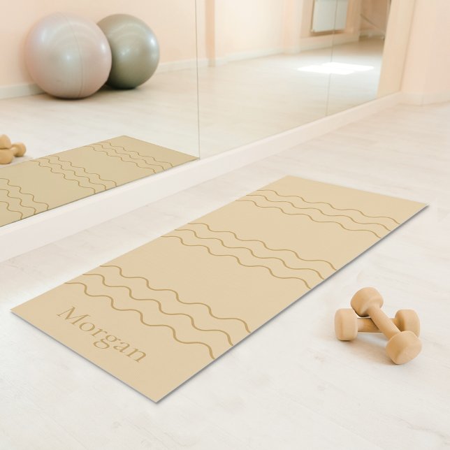 Esterilla De Yoga Sandy Beige Modern Wavy Lines With Custom Name (Disclaimer: This image is a digital mockup.)