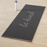 Esterilla De Yoga Sea amable cita Inspiradora moderna en negro y gri<br><div class="desc">Esta elegante alfombra de yoga presenta una simple cita inspiradora - sé amable - en escritura manuscrita y un estilo minimalista moderno en negro y gris.</div>