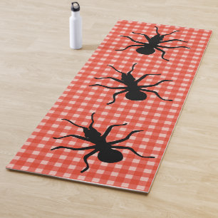 Esterilla De Yoga Tres grandes hormigas negras en un mantel picnic