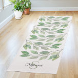 Esterilla De Yoga Verde personalizado<br><div class="desc">Esta alfombra de yoga personalizada está decorada con un follaje acuático botánico en tonos verdes. La espalda es un verde sabio suave. Personalizable fácil con su nombre y monograma. Acuarela original © Michele Davies.</div>