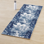 Esterilla De Yoga Vintage Cottage Paisaje Toile-Blue & White<br><div class="desc">Clásico paisaje vintage de estilo toile de jouy con una casa de campo rústica y un puente en un claro enmarcado por un bosque de árboles en tonos claros y azul oscuro sobre fondo blanco. El patrón no tiene fisuras y puede ampliarse o reducirse.</div>
