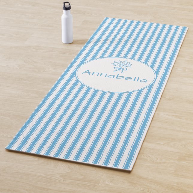 Esterilla De Yoga Whimsical Blue White Stripe Preppy Monogram (In situ)