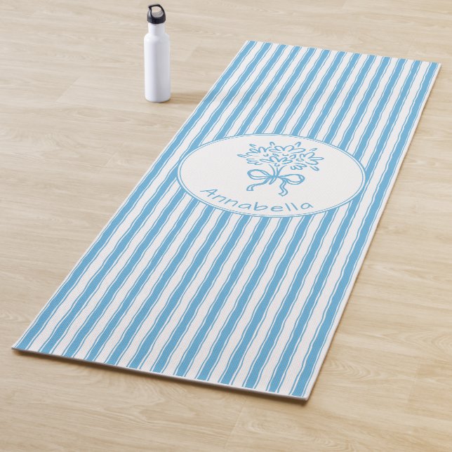 Esterilla De Yoga Whimsical Blue White Stripe Preppy Monogram (In situ)