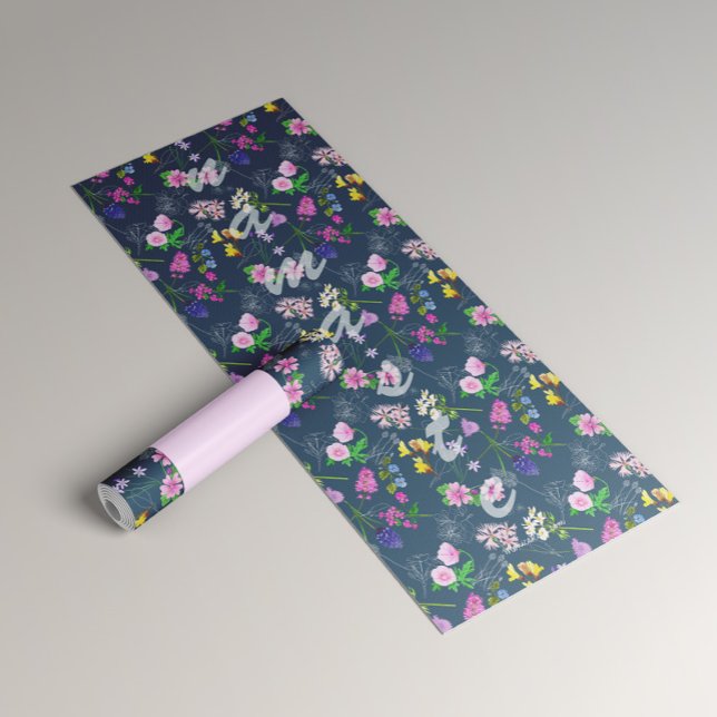 Esterilla De Yoga Yoga para mujer con delicadas flores sobre azul (Subido por el creador)