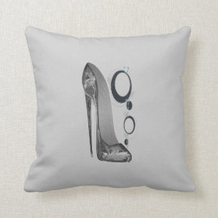 Estilete del gris negro y de plata y almohada de