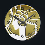 Estiloso Art Deco Lady en el reloj redondo de oro<br><div class="desc">Un reloj muy elegante,  este diseño está decorado con una elegante dama Art Decó de oro. Ella representa un perfil muy glamuroso,  y está usando el típico disfraz vintage de un flapper de los años 20 de la era de Gatsby.</div>