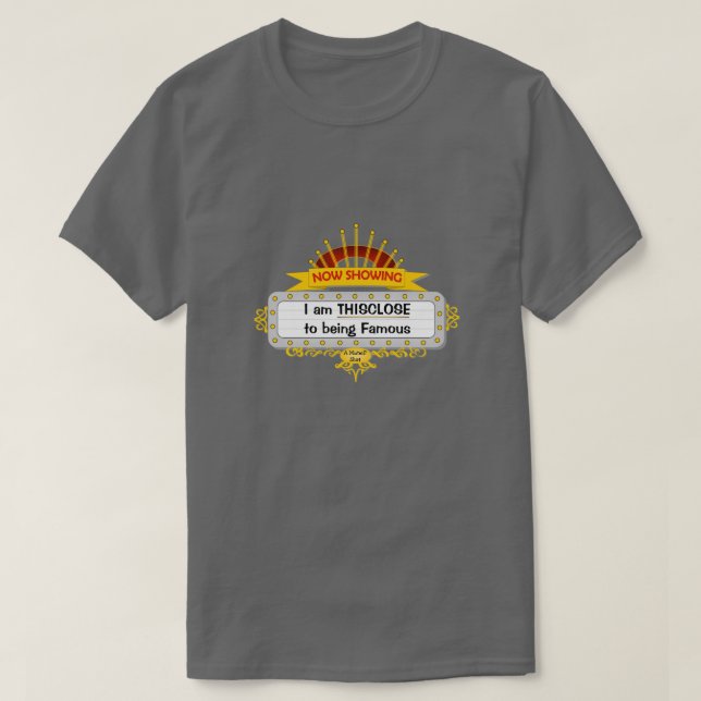 ESTO ESTÁ CERCA De Ser Famoso - Una Camisa MisterP (Diseño del anverso)