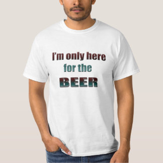 Estoy solamente aquí para la cerveza, camiseta de