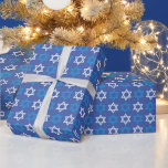 Estrella azul y blanca del papel de David<br><div class="desc">Esta temporada de Hanukkah, añade una capa extra de significado y belleza a tus regalos con nuestra impresionante Estrella Azul y Blanca de David Wrapping Paper. Con un diseño cautivador que simboliza la tradición y la unidad, este papel de envoltura es la manera perfecta de hacer que sus regalos destaquen...</div>