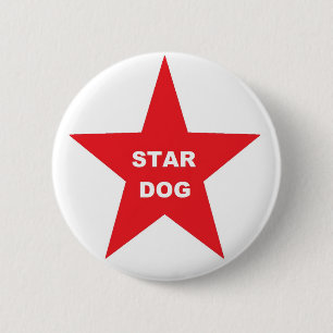 Estrella de botón de perro en estrella roja