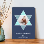 Estrella del Mosaico | Tarjeta fotográfica Hanukka<br><div class="desc">La elegante y moderna tarjeta de fotos de Hanukkah cuenta con una foto favorita dentro de una Estrella de David acentuada con brillantes tonos azules para un único efecto mosaico, en un rico fondo naval. "Hanukkah feliz" aparece debajo de las letras modernas, limpias, blancas y grises pálidas. Personalice con sus...</div>