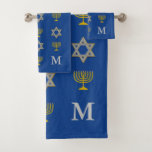 Estrella judía elegante del Monograma de David Men<br><div class="desc">Elegante juego de toallas de baño de temática judía monogramado, mostrando la falsa estrella dorada y plateada DE DAVID y MENORAH en un patrón de baldosas contra un fondo azul israelí. La esquina inferior derecha tiene un MONOGRAMA PERSONALIZABLE para que pueda añadir su propia inicial. Ideal para Hanukkah y otros...</div>