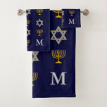 Estrella judía moderna del Monograma de David Meno<br><div class="desc">Set de toallas de baño de temática judía, monocromático, que muestra el oro falso y la ESTRELLA plateada DE DAVID y MENORAH en un patrón de baldosas con un fondo azul de medianoche. La esquina inferior derecha tiene un MONOGRAMA PERSONALIZABLE para que pueda añadir su propia inicial. Ideal para Hanukkah...</div>
