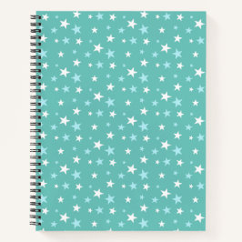 Estrellas azules claras y blancas en cuaderno verd