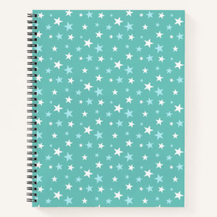 Estrellas azules claras y blancas en cuaderno verd