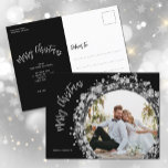 Estrellas de plata foto Feliz Navidad Negro<br><div class="desc">Twinkling estrellas, círculos y puntos plateados en negro rodean tu foto favorita con tus nombres y Feliz Navidad con letras de moda y tu saludo personal en la parte de atrás de estas postales. *UTILIZAR UNA FOTO HORIZONTAL para obtener los mejores resultados o recortar tu foto a un cuadrado antes...</div>