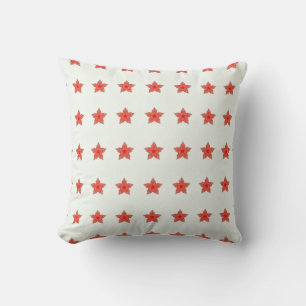 estrellas del rojo en la almohada blanca