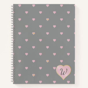 Estrellas dentro de corazones en cuaderno gris en
