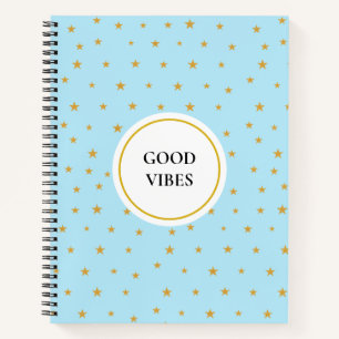 Estrellas doradas en cuaderno de azul turquesa cla