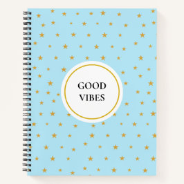 Estrellas doradas en un cuaderno azul turquesa cla