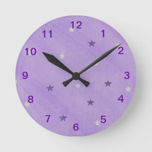 Estrellas moradas y plateadas en el reloj de pared