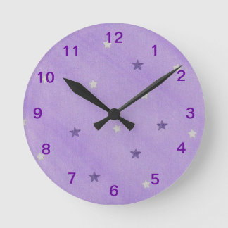 Estrellas moradas y plateadas en el reloj de pared