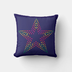 estrellas y corazones en cojín decorativo