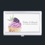 Estuche Cupcake Pastry Chef Bakery Tarjeta de pres<br><div class="desc">Un lindo quequito con escarcha morada y una mora negra en la parte superior decora este funda de tarjetas de visita de panadería. Personalízalo con tu nombre y negocio. Diseñado para ti por Blackberry Boulevard.</div>