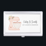 Estuche de la tarjeta de visita de la panadería de<br><div class="desc">Un bonito mezclador de pasteles rosados con flores decora este funda de tarjetas de visita de panadería. Personalízalo con su nombre e información de negocios. Un lugar estupendo para guardar tus tarjetas de visita. Diseñado para ti por Blackberry Boulevard.</div>