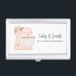 Estuche de la tarjeta de visita de la panadería de<br><div class="desc">Un bonito mezclador de pasteles rosados con flores decora este funda de tarjetas de visita de panadería. Personalízalo con su nombre e información de negocios. Un lugar estupendo para guardar tus tarjetas de visita. Diseñado para ti por Blackberry Boulevard.</div>