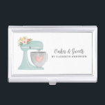 Estuche de la tarjeta de visita de la panadería de<br><div class="desc">Un bonito mezclador de tortas azules con flores decora esta panadería funda de tarjetas de visita. Personalízalo con su nombre e información de negocios. Un lugar estupendo para guardar tus tarjetas de visita. Diseñado para ti por Blackberry Boulevard.</div>