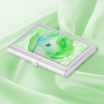 Estuche para tarjeta de visita Rosa celta verde<br><div class="desc">Rosa verde con un shamrock en la mejilla. Arte original. Vea la tarjeta coincidente.</div>