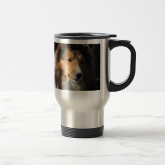 Estudio de la cabeza de Sheltie en una taza del