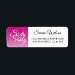 Etiqueta 60 Purpurina Rosa Sassy 60th Birthday Return Addre<br><div class="desc">Celebra haber cumplido 60 años de estilo con este moderno diseño de cumpleaños número 60 en un fondo oscuro y rosa cálido, una etiqueta de retorno de cumpleaños número 60 de moda que puedes personalizar y enviar para la celebración de tu fiesta de cumpleaños número 60. Las palabras sesenta y...</div>