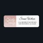 Etiqueta 60 Purpurina Rosa Sassy 60th Birthday Return Addre<br><div class="desc">Celebra haber cumplido 60 años de estilo con este moderno diseño de cumpleaños 60 en un fondo rosa oscuro purpurina, una etiqueta de retorno de cumpleaños número 60 de moda que puedes personalizar y enviar para tu elegante celebración de cumpleaños número 60. Las palabras sesenta y sassy se configuran con...</div>