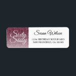 Etiqueta 60 Sassy Burgundy 60th Birthday Return Address<br><div class="desc">Celebra haber cumplido 60 años de estilo con este moderno diseño de cumpleaños número 60 en un fondo oscuro y burdeos purpurinas, una etiqueta de retorno de cumpleaños número 60 de moda que puedes personalizar y enviar para tu elegante celebración de cumpleaños número 60. Las palabras sesenta y sassy se...</div>